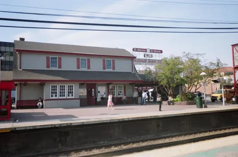 Mineola train station