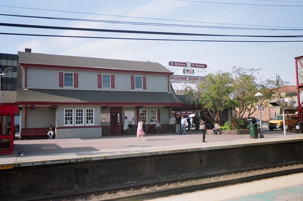 Mineola train station